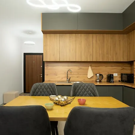 Huqi Luxury 3 * Тирана