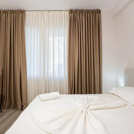 Huqi Luxury 3 *